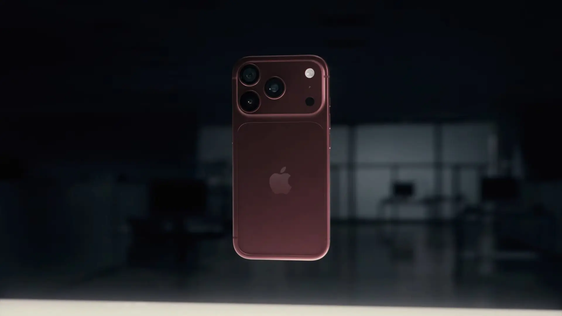 新色バーガンディのiPhone 18 Pro背面。トリプルカメラの構成が確認できる