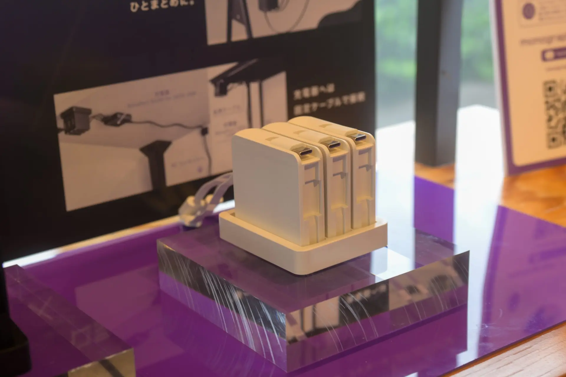 monograph堀口氏発案『CIO ケルベロス』の白カラー展示。3連コードリールでケーブルをまとめて収納できる