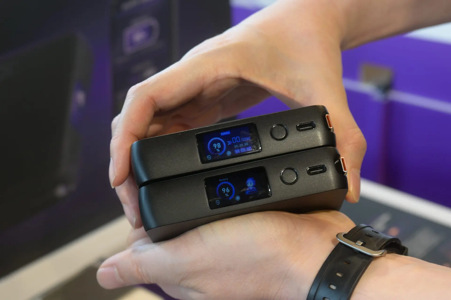 SMARTCOBY Ex06 Wireless2.2のディスプレイでバッテリー状態を比較している様子(NovaCore C3搭載)