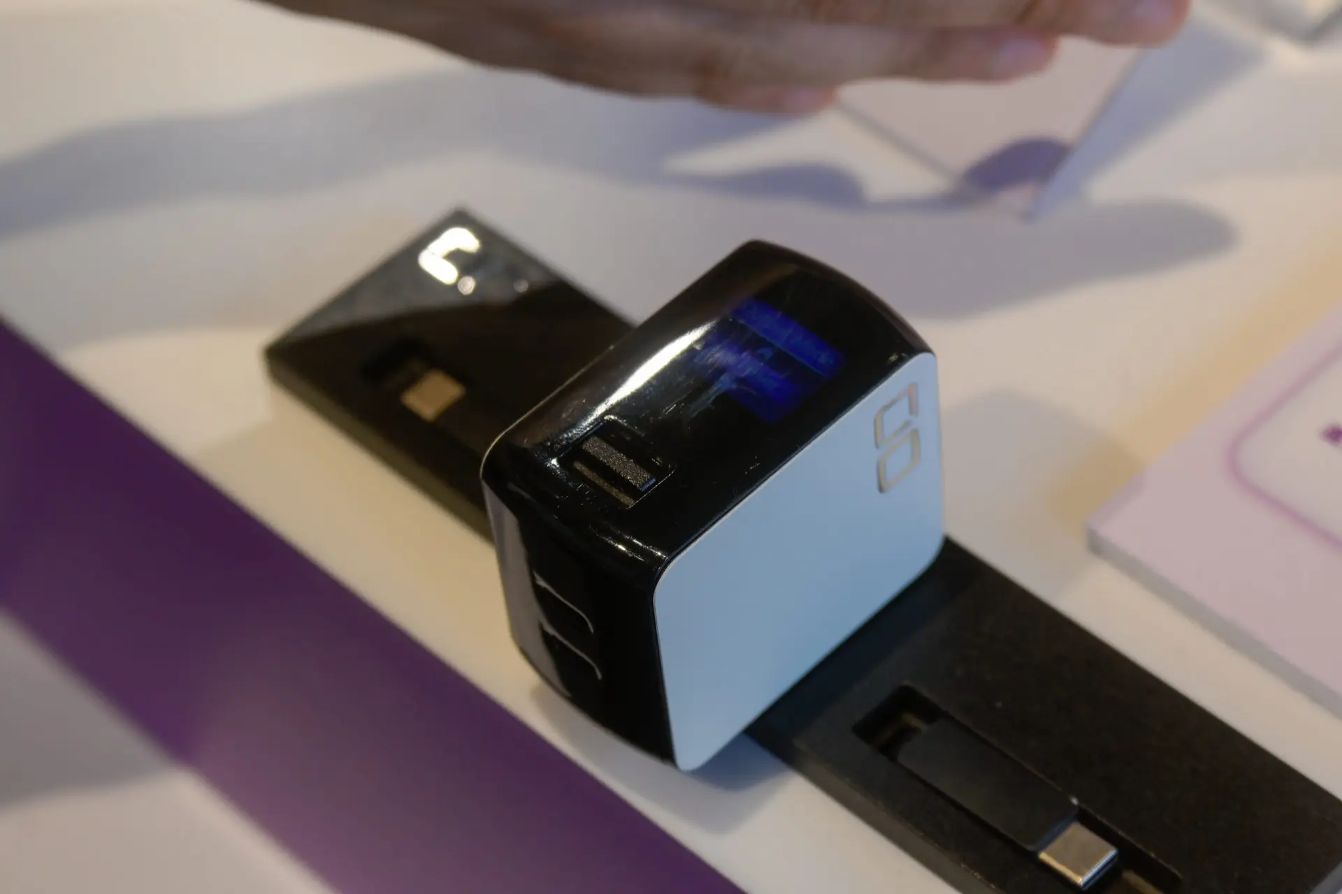 黒×白ツートンカラーのNovaPort Ⅲ(国産充電器プロジェクト)完成品