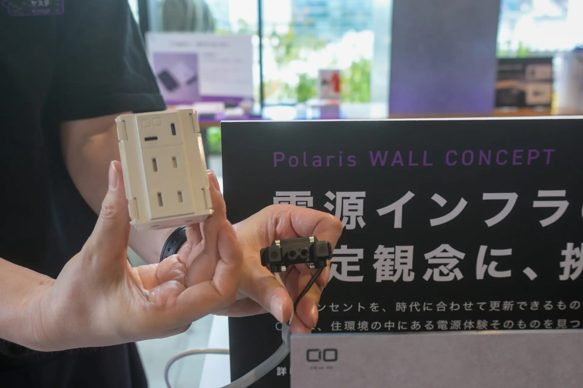 スタッフがPolaris Wallの交換式USB充電モジュールを分解して紹介している様子
