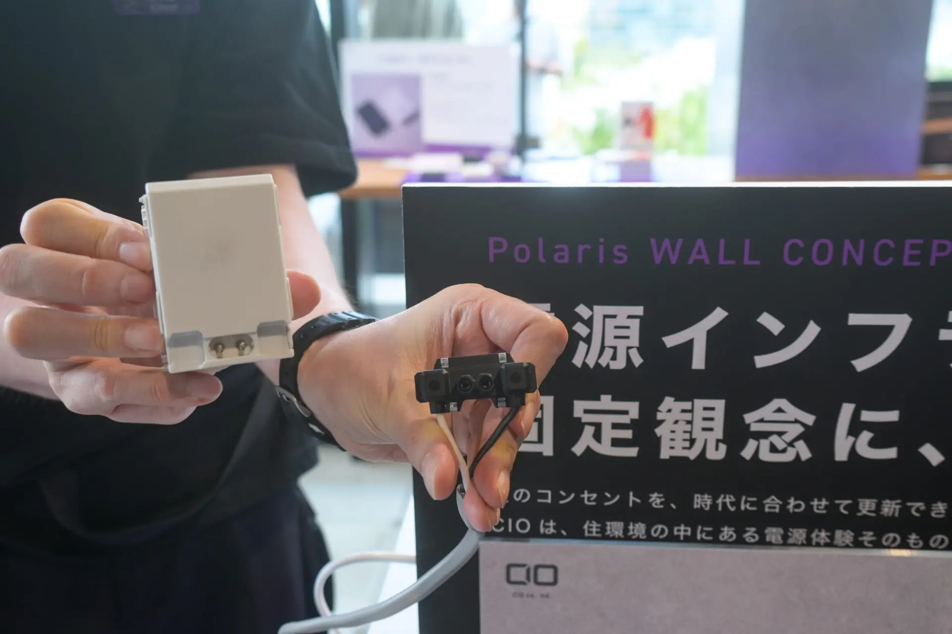 Polaris Wallの分解パーツを別角度から紹介している様子