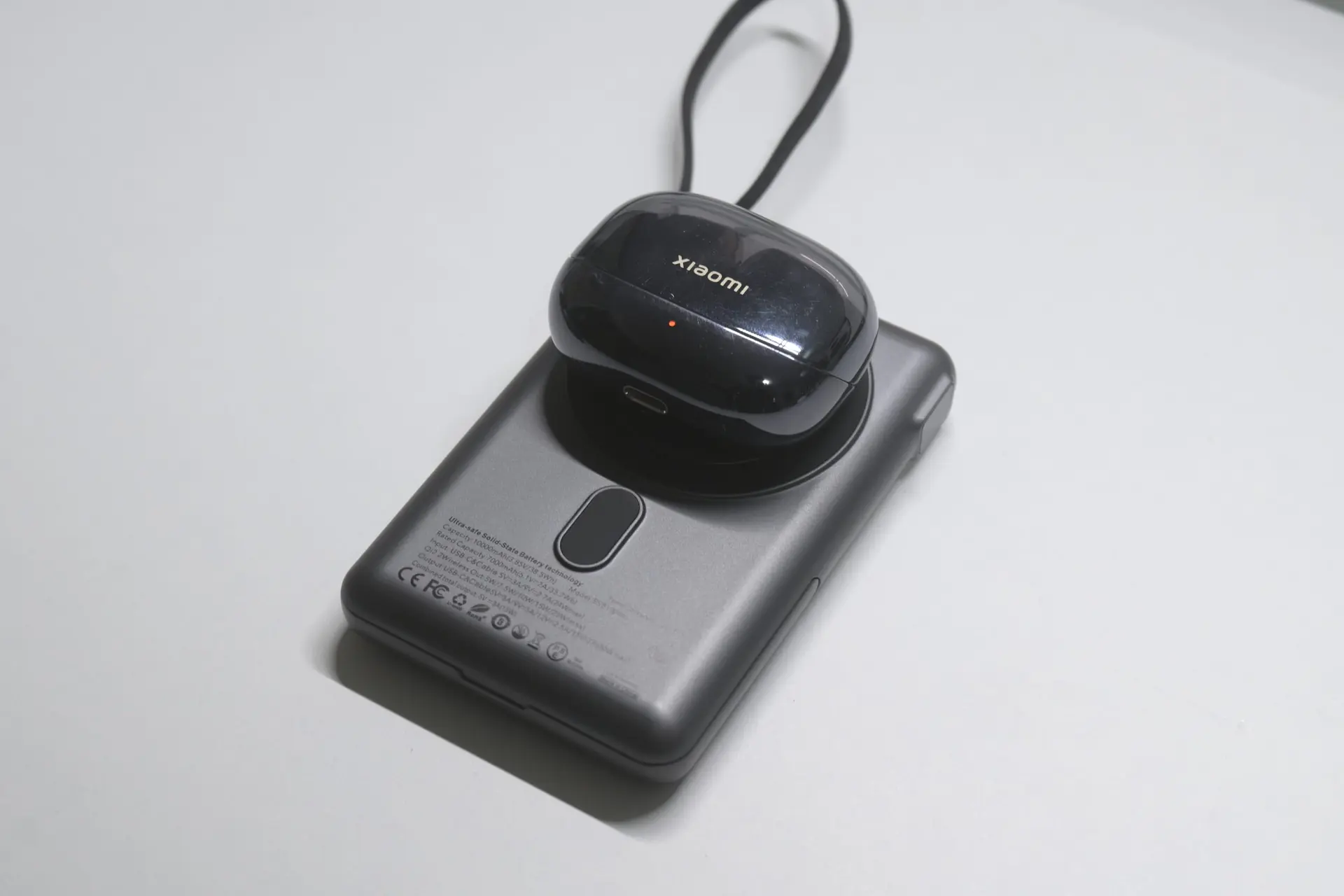 ワイヤレスイヤホンをQi充電している様子