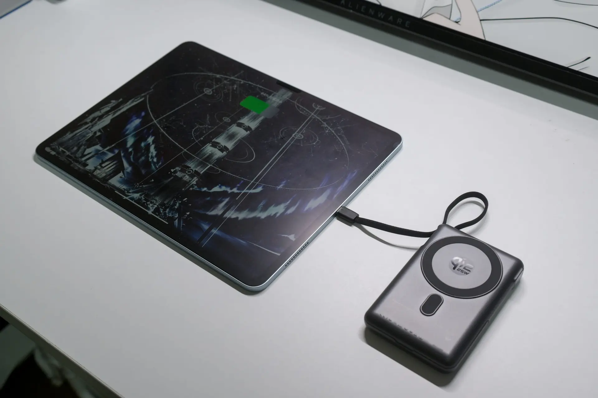 iPadをUSB-Cケーブルで充電している様子