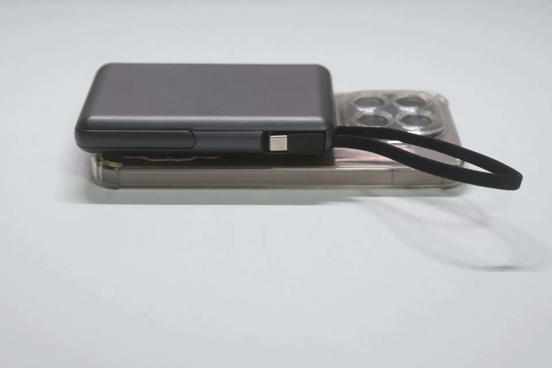 MagSafeでiPhoneをワイヤレス充電している様子