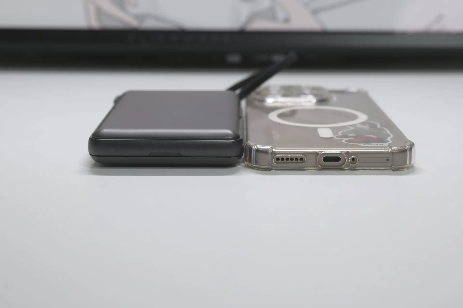 スマホとの厚み比較